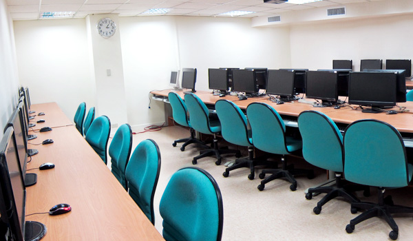 艾鍗學院電腦教室具備舒適、專業的教學環境與嚴謹的教學規劃。